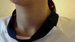 [목 페티쉬] 여성의 얇은 목 업 및 물을 마실 때의 결후의 움직임